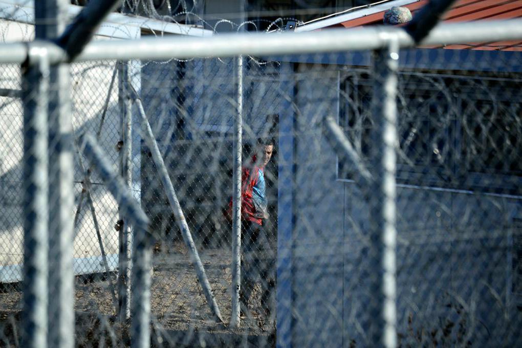 


En migrant som greps när han tog sig illegalt från Turkiet till Grekland står bakom ett staket i ett flyktingförvar i byn Fylakio i norra Grekland. EU-länderna uppmanas nu att hålla migranter utan asylskäl i förvar för att få dem att återvända hem.  Foto: Giannis Papanikos                                                                                                                                    