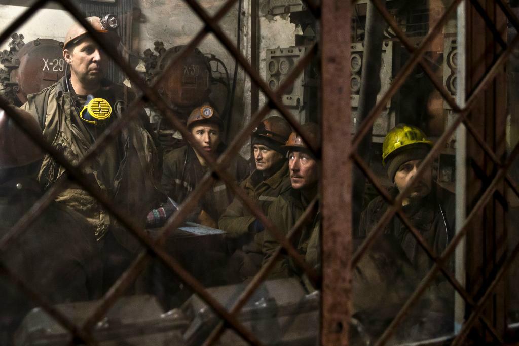 

Gruvarbetarjobbet i Ukraina är ofta farligt. Bilden togs vid en explosion i en gruva 2015, då omkring 30 arbetare blev instängda vid en explosion. Foto: Vadim Ghirda/AP/TT-arkivbild                                                                                        