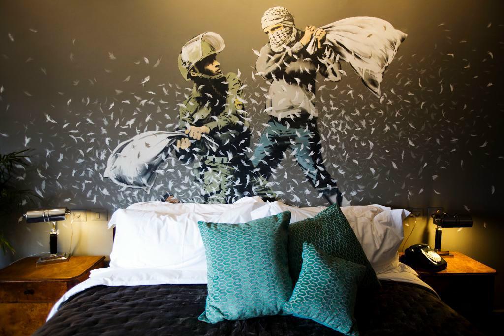 

Rummen på "The walled off hotel" pryds av nya konstverk signerade Banksy. foto:
Dusan Vranic/AP/TT                                                                                        
