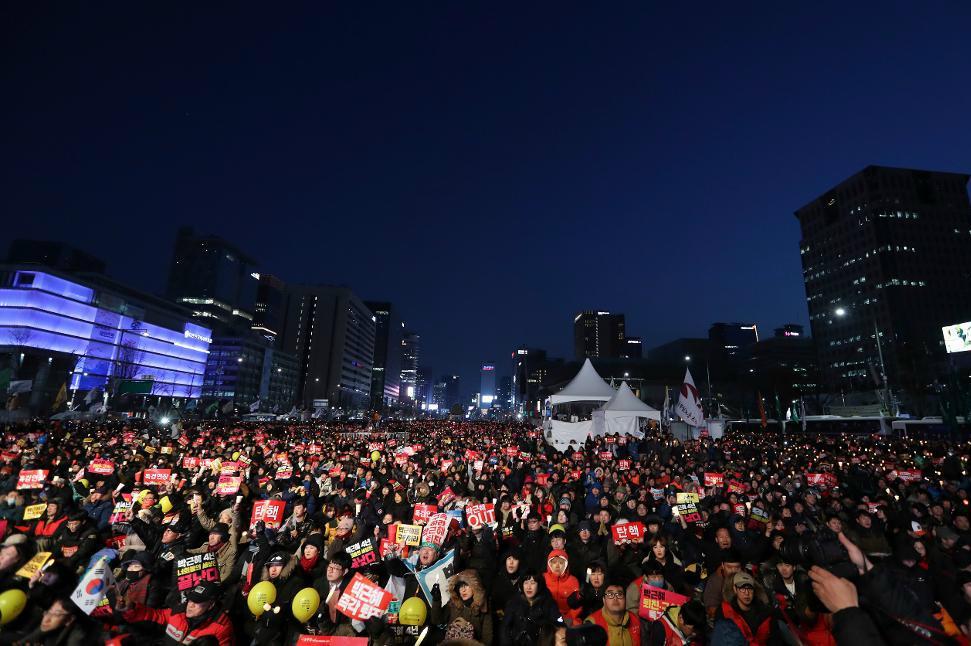
Tusentals människor demonstrerade i helgen för att ställa president Park Geun-Hye inför riksrätt. Foto: Lee Jin-Man/AP/TT-arkivbild                                            