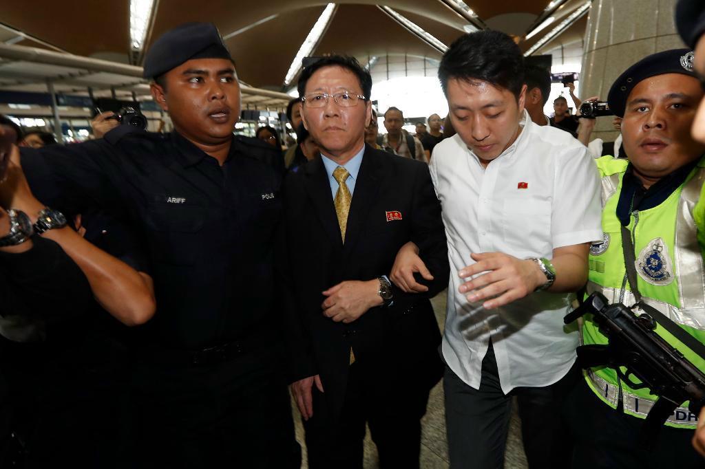 
Nordkoreas ambassadör till Malaysia Kang Chol på flygplatsen i Kuala Lumpur.  Foto: Vincent Thian/AP/TT                                            