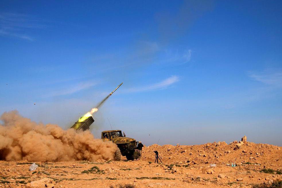 



Syrisk militär avlossar en raket mot IS självutnämnda huvudstad al-Raqqa.  Foto: Alexander Kots/AP/TT-arkivbild                                                                                                                                                                                