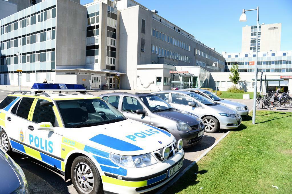
Polisbilar vid sjukhuset i Västerås. Foto: Maja Suslin/TT-arkivbild                                            