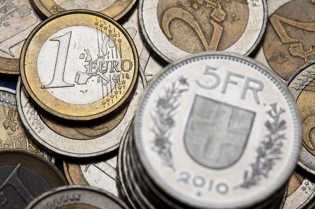 
Schweiz centralbank gör stödköp av utländska valutor för att hålla nere värdet på landets egna valuta och därmed stärka landets konkurrenskraft. Foto: Martin Ruetschi AP/TT-arkivbild                                            