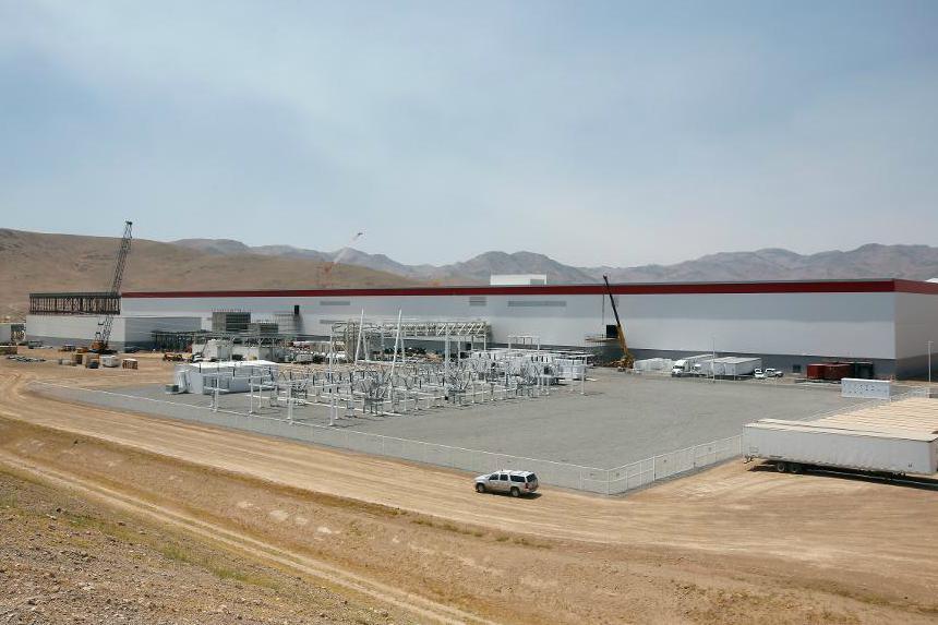 

Teslas jättelika fabrik i Nevada-öknen i USA är under uppbyggnad. Foto: Rich Pedroncelli /AP/TT-arkivbild                                                                                        