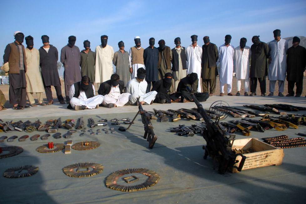 
Beslagtagna vapen och gripna misstänkta visas upp av militären efter tillslag i Pakistan nära gränsen till Afghanistan i början av mars. Foto: Muhammad Sajjad/AP/TT                                            