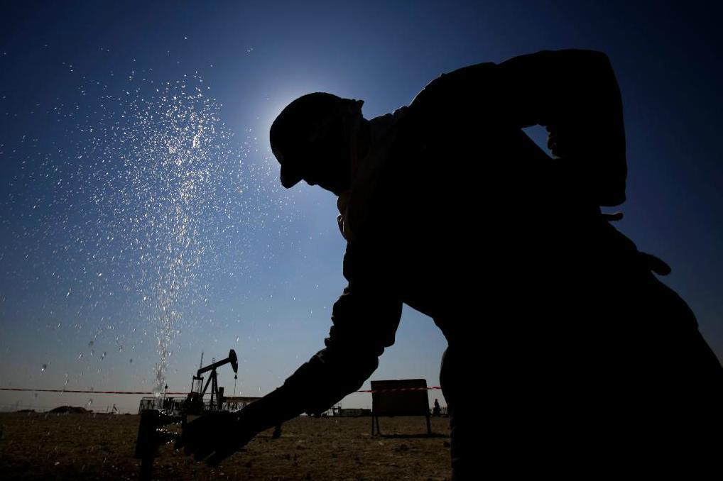 
En arbetare på ett oljefält i Sakhir, Bahrain. Foto: Hasan Jamali/AP/TT-arkivbild                                            