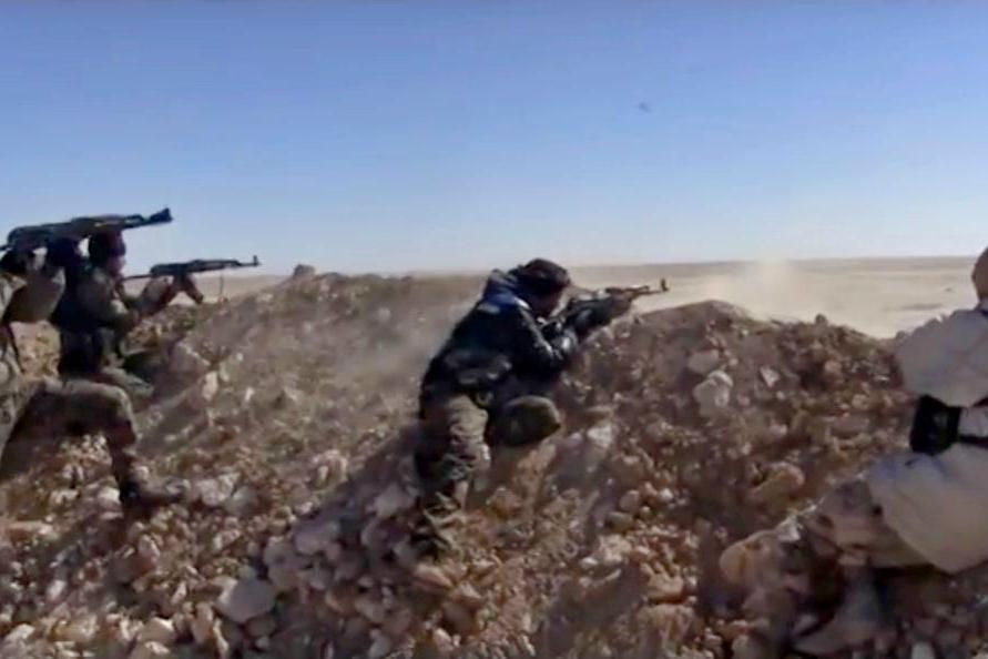 
Soldater från rebellgruppen SDF skjuter mot Islamiska staten utanför al-Raqqa. Foto: SDF/AP/TT                                            