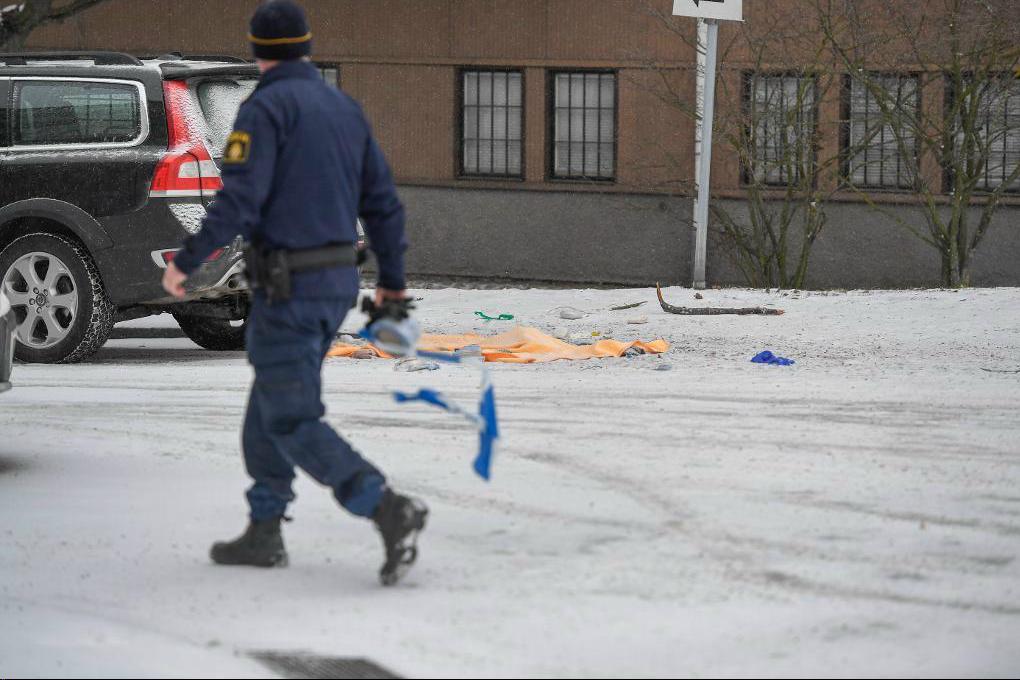 























Polisavspärrning sedan två knivskurits till döds i Hallonbergen i Sundbyberg, norr om Stockholm.
Pontus Lundahl/TT                                                                                                                                                                                                                                                                                                                                                                                                                                                                                                                                                                                                                                                                                                                                                                                                                                                                                                                                                                                                                                                                                                