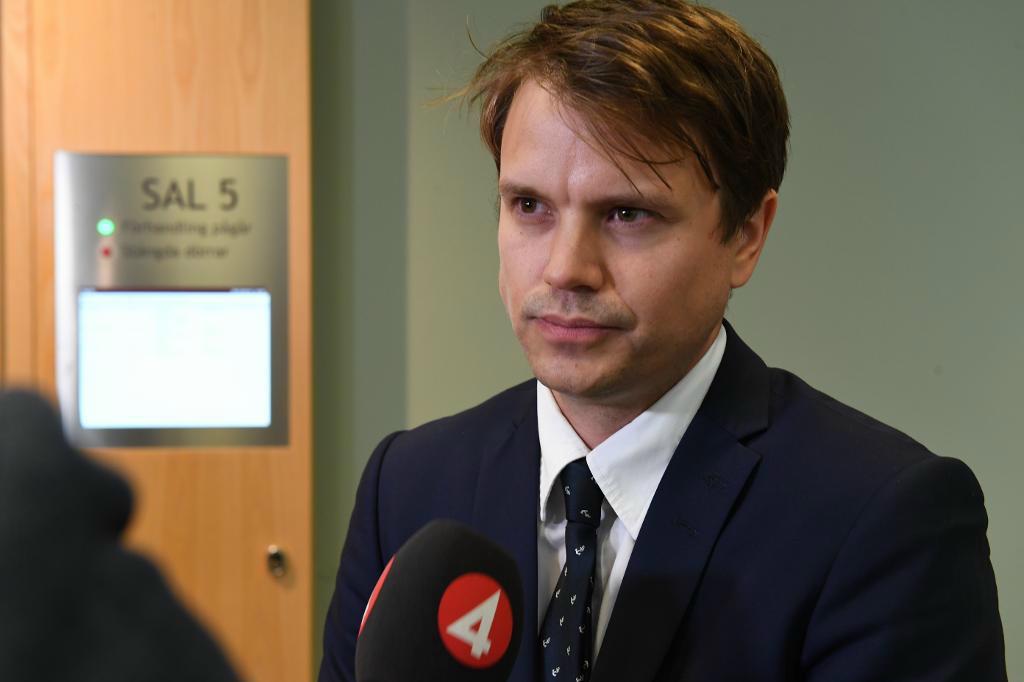 
Åklagare Olof Calmvik anser att bevisningen mot de tre männen som häktas misstänkta för dubbelmordet i Hallonbergen är god. Foto:
Fredrik Sandberg/TT                                            