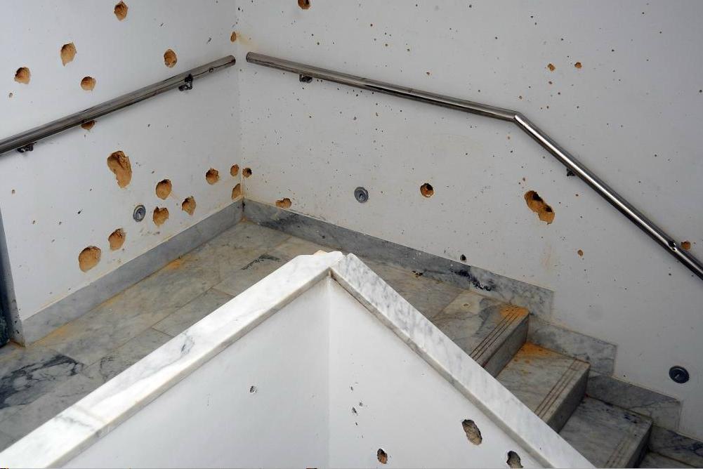 

Kulhål i väggar på Bardo-museet i Tunis efter terrordådet i mars 2015. Foto: Hassene Dridi/AP/TT-arkivbild
                                                                                        