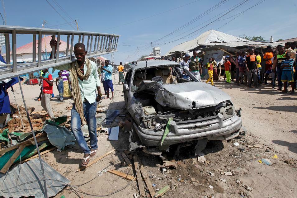 


Ett bilvrak efter ett tidigare dåd i Mogadishu. Foto: Farah Abdi Warsameh/AP/TT-arkivbild                                                                                                                                    