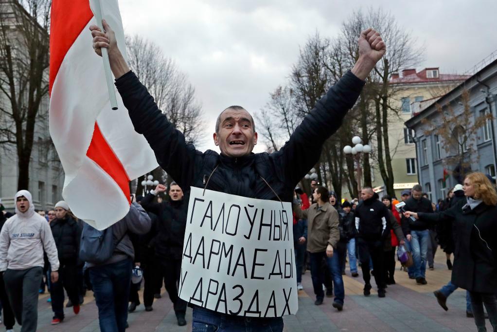 


"De största parasiterna finns i Drozdy" (där president Lukasjenko har sitt residens), står det på mannens skylt under en demonstration i staden Maladzjetjna i fredags. Foto: Sergei Grits/AP/TT                                                                                                                                    
