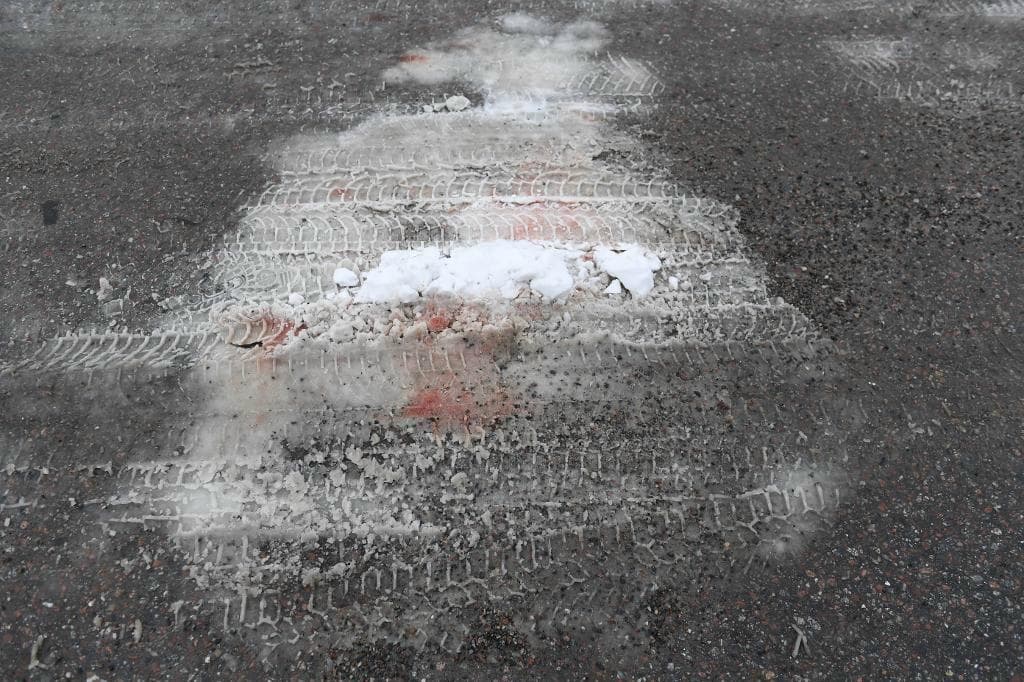 Blodspår i snön vid platsen där två personer sköts ihjäl i närheten av en grundskola i Kista i nordvästra Stockholm. Foto: Pontus Lundahl/TT