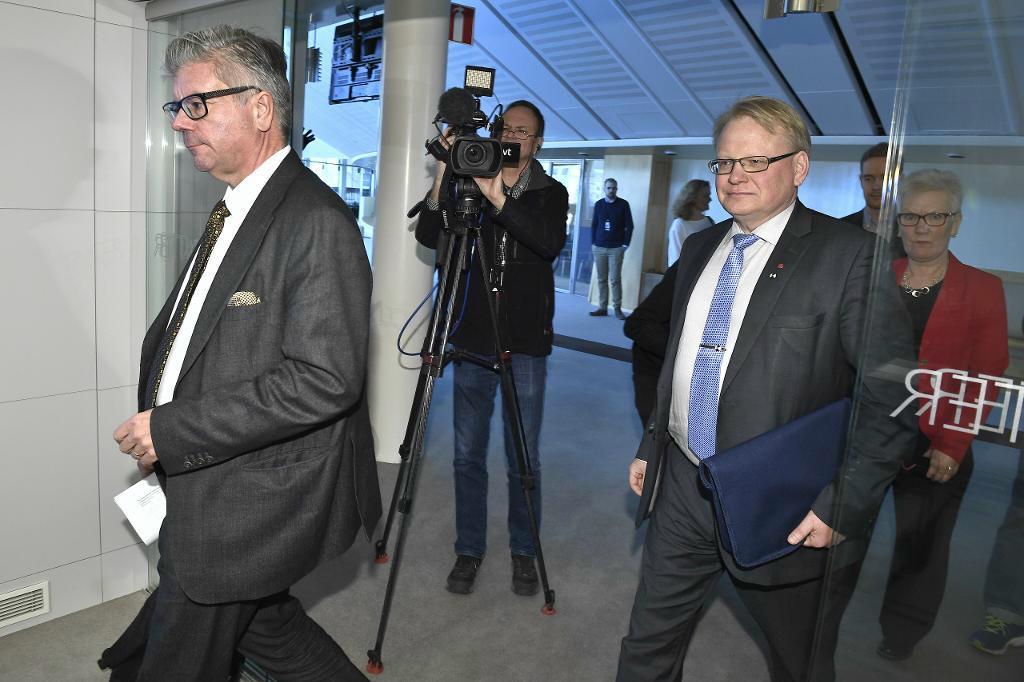 


Hans Wallmark (M) och försvarsminister Peter Hultqvist (S) på väg in till presskonferensen. Foto: Claudio Bresciani/TT                                                                                                                                    