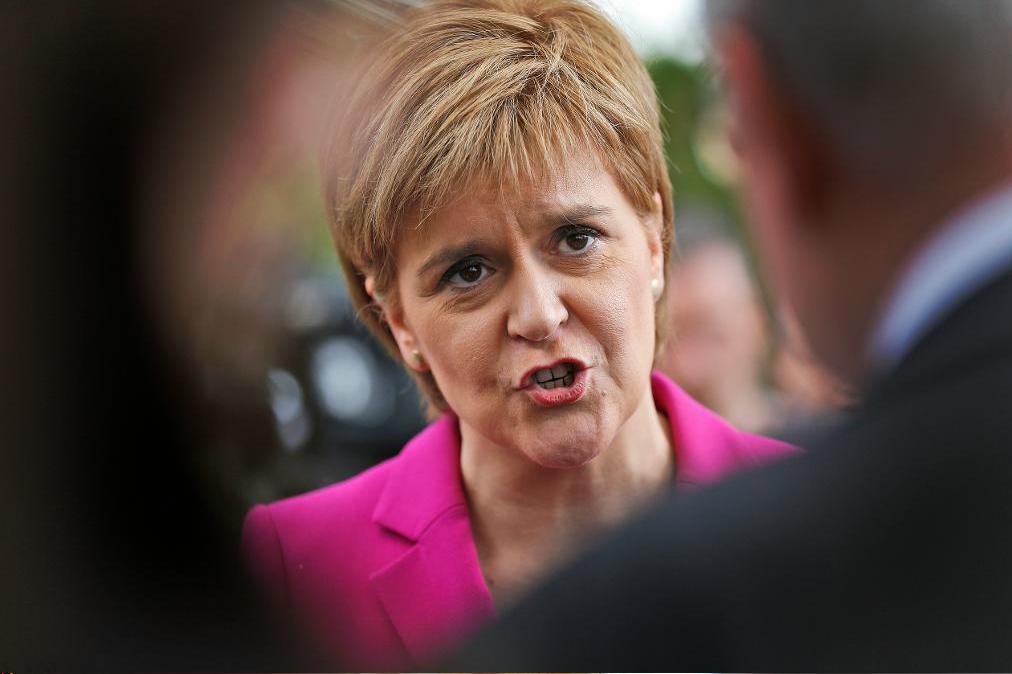 


Skottlands försteminister Nicola Sturgeon har hotat med krav på en skotsk folkomröstning för självständighet om Skottland inte får vara kvar i EU:s inre marknad efter det brittiska EU-utträdet. Foto: Frank Augstein AP/TT-arkivbild                                                                                                                                    