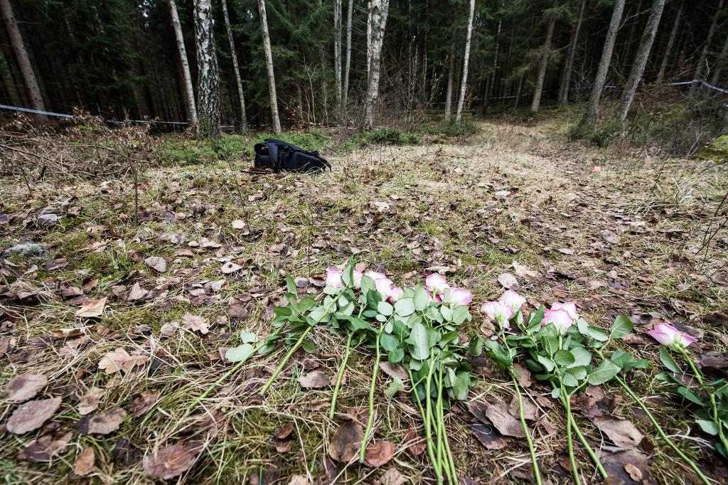 

Blommor på brottsplatsen där en 13-årig pojke dödades i Olofström.  Foto: Magnus Lejhall/TT                                                                                        
