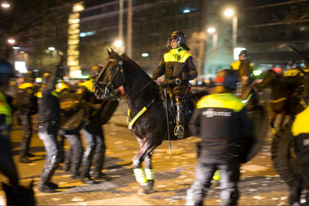


Polis drabbar samman med anhängare av Turkiets president Recep Tayyip Erdogan i Rotterdam i söndags. Foto: Peter Dejong/AP/TT                                                                                                                                    