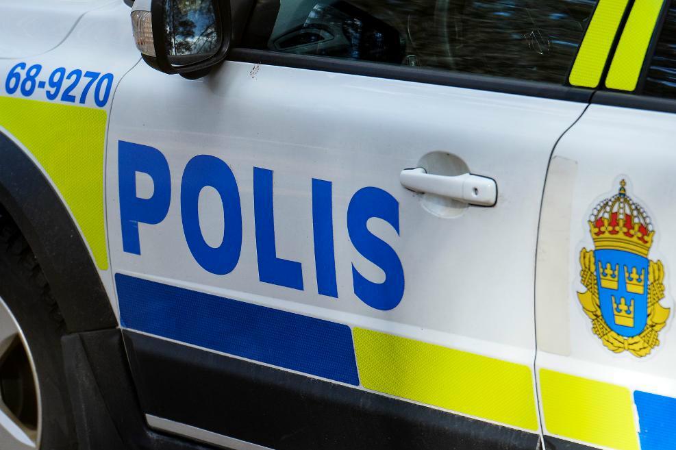 




Polisen har gripit en efterlyst man vid en stor polisinsats på Kronogården i Trollhättan. Polisen jagar samtidigt en misstänkt man med ett vapen i området. Foto: Johan Nilsson/TT-arkivbild                                                                                                                                                                                                                            