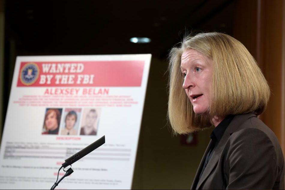
Biträdande justitieminister Mary McCord presenterar åtalet mot fyra personer, bland dem två ryska spioner, för intrånget mot Yahoo. Foto: Susan Walsh/AP/TT                                            
