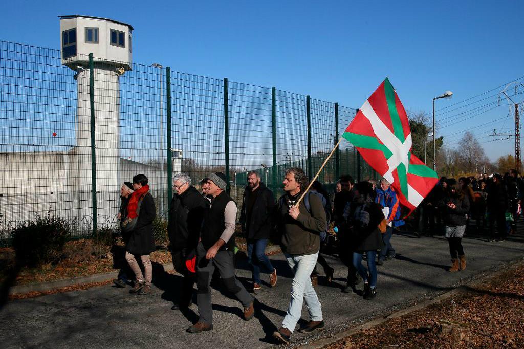 

Demonstration i Lannemezan i Frankrike till stöd för baskiska fångar i spanska och franska fängelser. Flaggan är den baskiska, ikurriña. Bild från nyårsafton 2016. Foto: Bob Edme/AP/TT                                                                                        