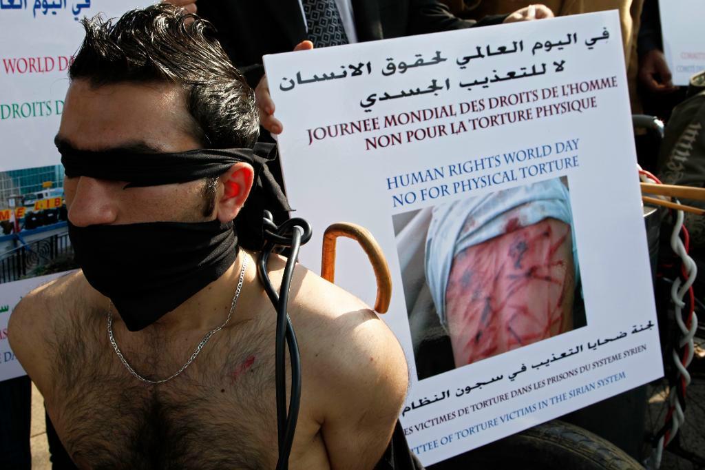 
En aktivist protesterar 2009 mot att Syrien torterar fångar. Foto: Arkivbild.
Bilal Hussein/AP/TT                                            