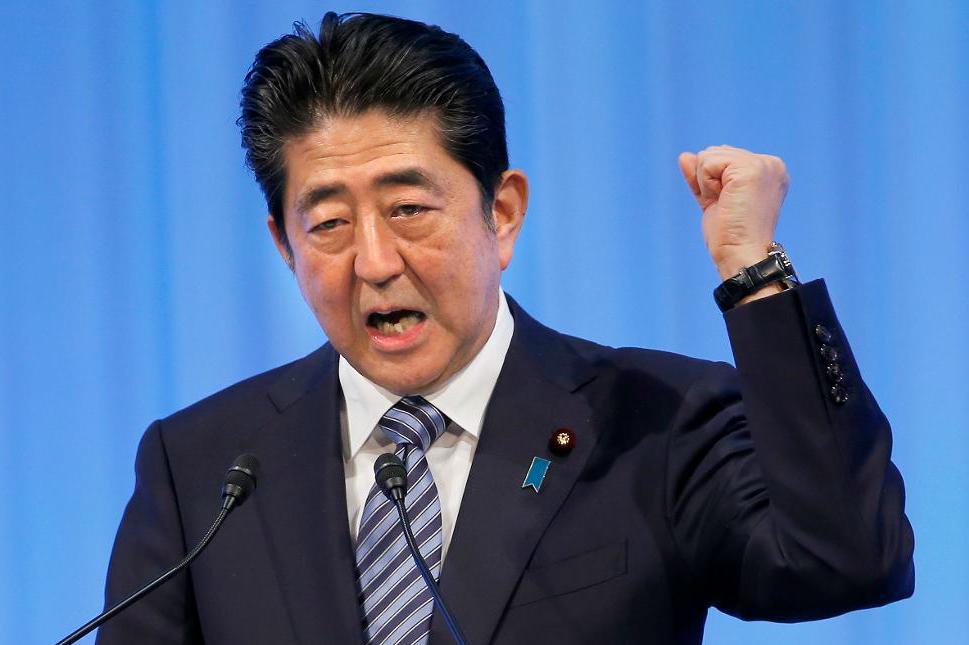 

Japans premiärminister Shinzo Abe ska diskutera Nordkorea och frihandel med sina kollegor i Europa. Foto: Shizuo Kambayashi/AP/TT                                                                                        
