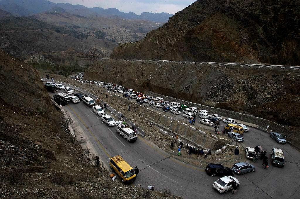 

Torkham-övergången ligger mellan pampiga berg. På bilden är trafiken extra intensiv i samband med en tillfällig öppning av gränsen för vissa resenärer den 7 mars. Foto: Muhammad Sajjad                                                                                        