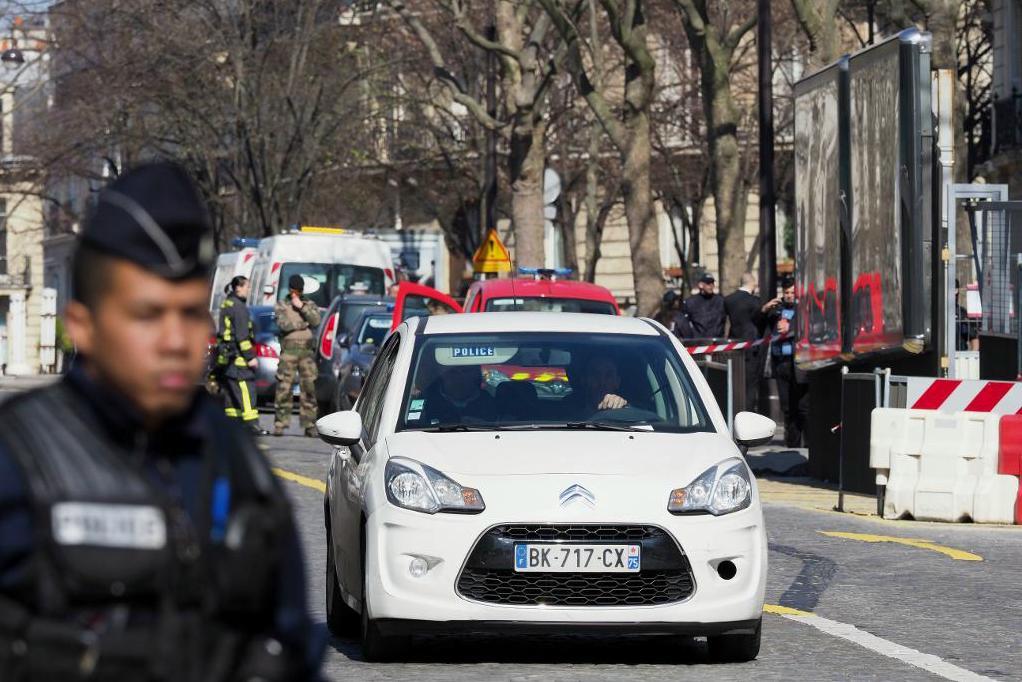 

Fransk polis utanför Internationella valutafonden i Paris sedan en brevbomb hade exploderat där i förra veckan. Foto: Thibault Camus/AP/TT                                                                                        