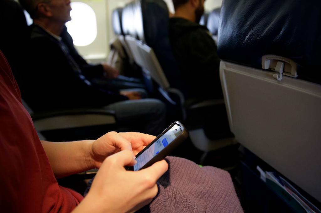 
Inte större än så här - passagerare på flyg till USA från vissa länder i Mellanöstern och Nordafrika kan komma att tvingas checka in all elektronik större än en mobiltelefon. Foto: Matt Slocum/AP/TT-arkivbild                                            