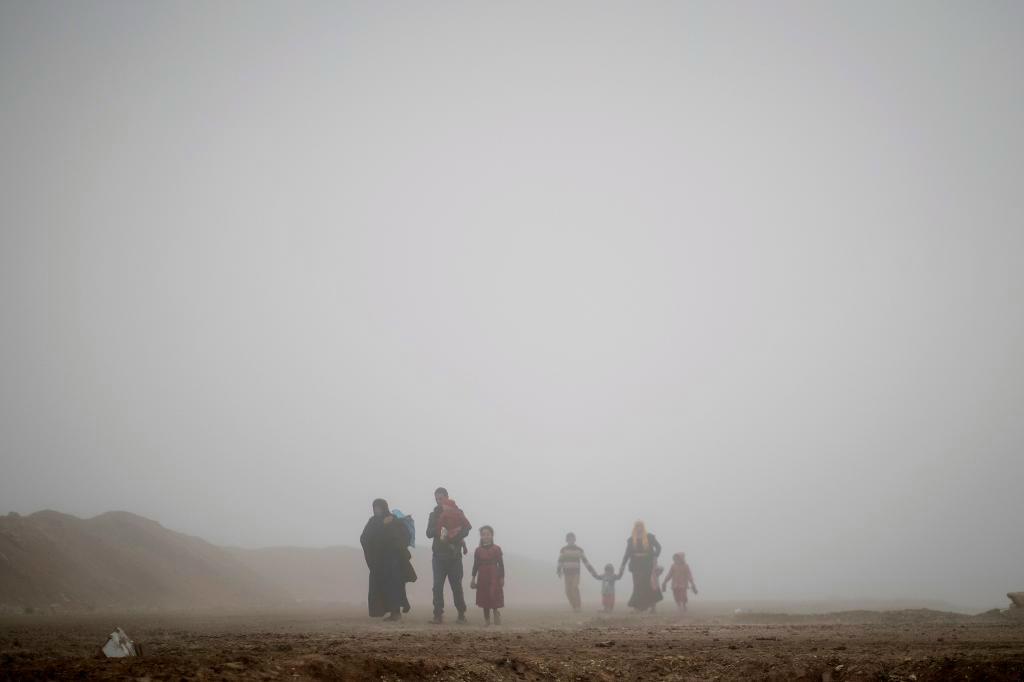 
Människor på flykt från Mosul. Utanför Mosul har en stor massgrav hittats, som kan vara den största hittills. Foto: Felipe Dana/AP/TT-arkivbild                                            