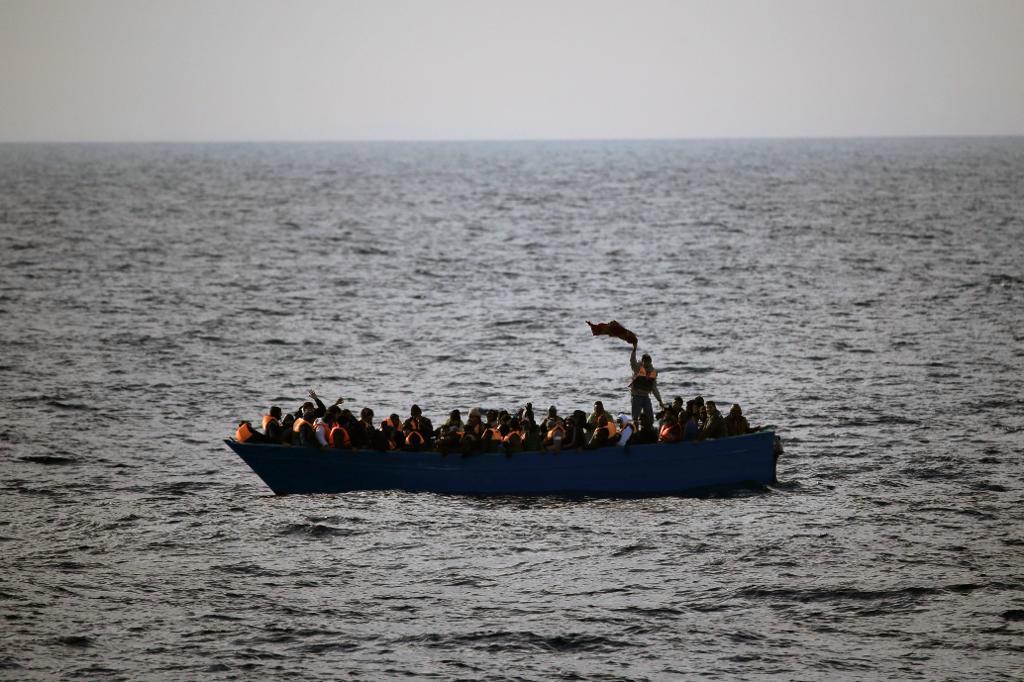 
En båt med migranter på Medelhavet. Människorna på bilden har ingen koppling till texten. Foto: Emilio Morenatti/AP/TT-arkivbild                                            