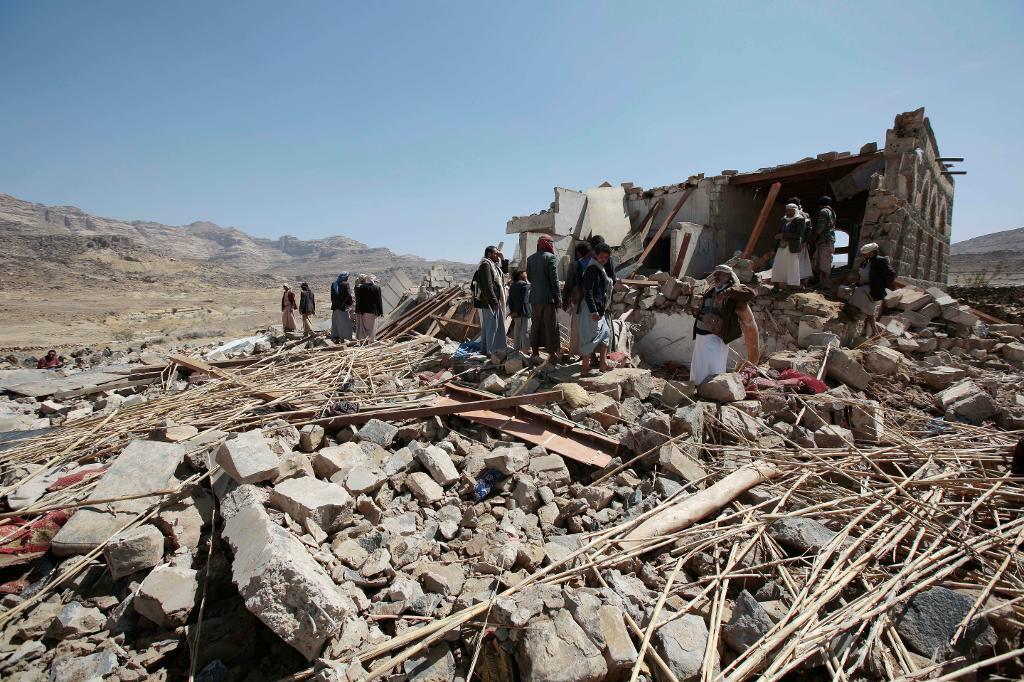 

En grupp inspekterar ett hus som förstörts i ett flygangrepp utanför Sanaa i Yemen. Foto: Hani Mohammed/TT-arkivbild                                                                                        