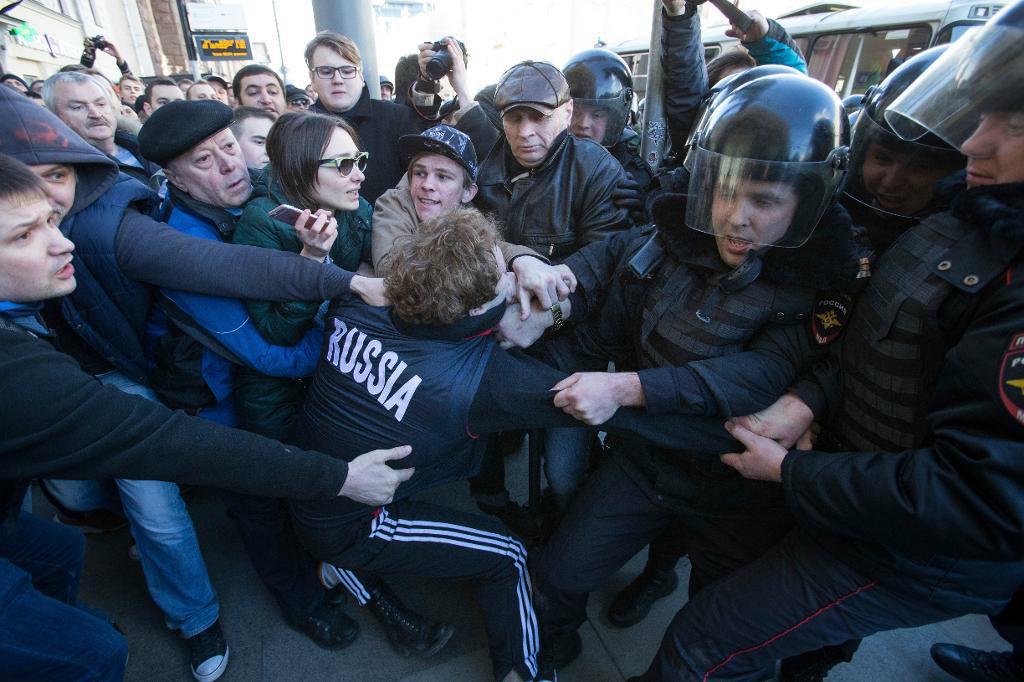 
Polisen griper en demonstrant i Moskva. Foto: STR/AP/TT                                            