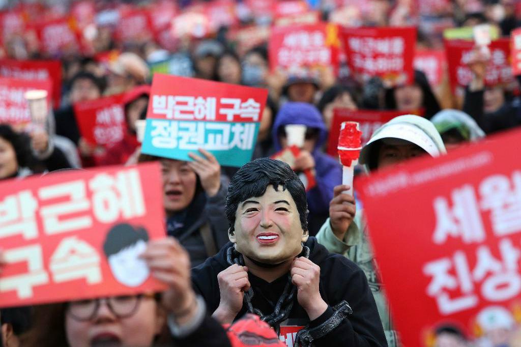 


Demonstranter, en med Park Geun-Hye-mask, under lördagen i Seoul med krav på att expresidenten ska gripas. Foto: Ahn Young-Joon/AP/TT                                                                                                                                    