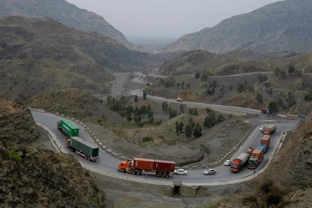 
Lastbilar på väg till Afghanistan från Pakistan passerar genom Khyberpasset.  Foto: Muhammad Sajjad/AP/TT-arkivbild                                            