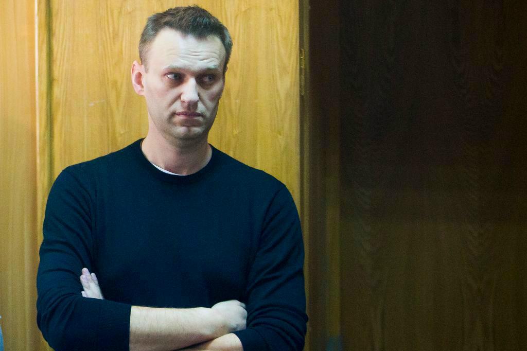 
Den ryske oppositionsledaren Aleksej Navalnyj tar emot sin dom i tingsrätten i Moskva. Foto: Denis Tyrin/AP/TT                                            
