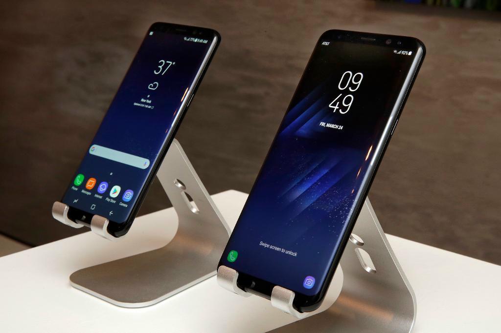 Nya funktioner och nya skärmstorlekar ska sätta ny fart på försäljningen, hoppas Samsung. Foto: Richard Drew/AP/TT