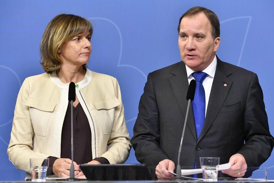 
Vice statsminister Isabella Lövin (MP) och statsminister Stefan Löfven (S) diskuterar risker för utländsk påverkan i valrörelsen 2018 med oppositionen. Foto: Jonas Ekströmer/TT-arkivbild                                            