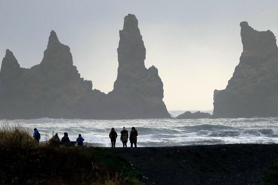 Den svarta sandstranden i isländska Vik lockar turister. Nästa år höjer Island turistmomsen. Arkivbild. Foto:
Frank Augstein/AP/TT