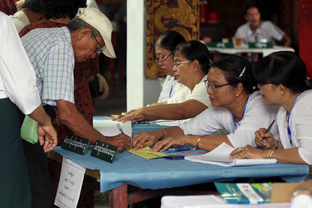 En väljare lägger sin röst i Burmas största stad, Rangoon, som tidigare var landets huvudstad. Foto:
Thein Zaw/AP/TT