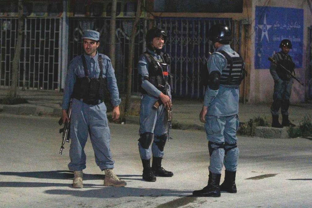 
Afghanska poliser patrullerar i huvudstaden Kabul. Arkivbild. Foto: Allauddin Khan/AP/TT                                            
