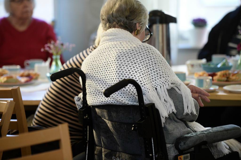 Efterfrågan på undersköterskor inom äldreomsorgen väntas öka kraftigt framöver, skriver SVT Nyheter. Arkivbild. Foto: Fredrik Sandberg/TT