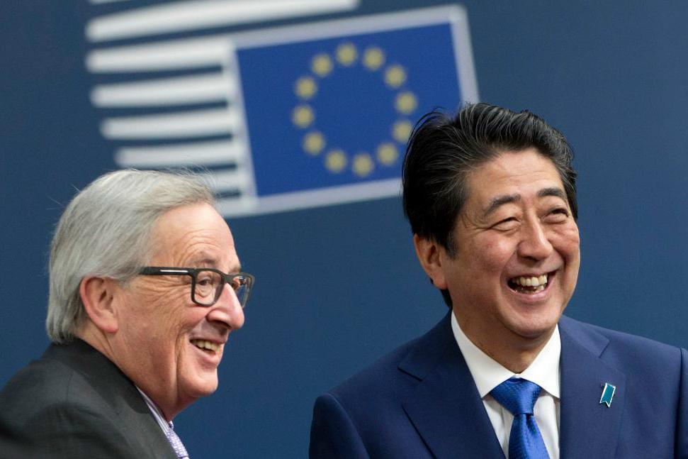 EU-kommissionens ordförande Jean-Claude Juncker tog emot Japans premiärminister Shinzo Abe i Bryssel. Foto: Virginia Mayo/AP/TT