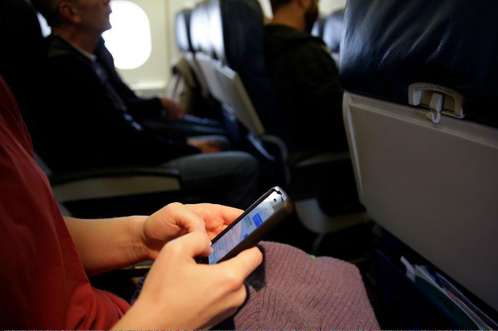 Inte större än så här - passagerare på flyg till USA från vissa länder i Mellanöstern och Nordafrika måste checka in all elektronik större än en mobiltelefon. Arkivbild. Foto: Matt Slocum/AP/TT