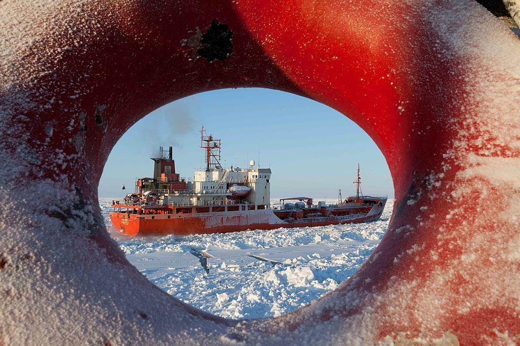 

Ett ryskt fartyg stävar genom isen i Beringshav. Vid kusten inträffade en jordbävning. Foto US Coast Guard /Getty Images                                                                                        