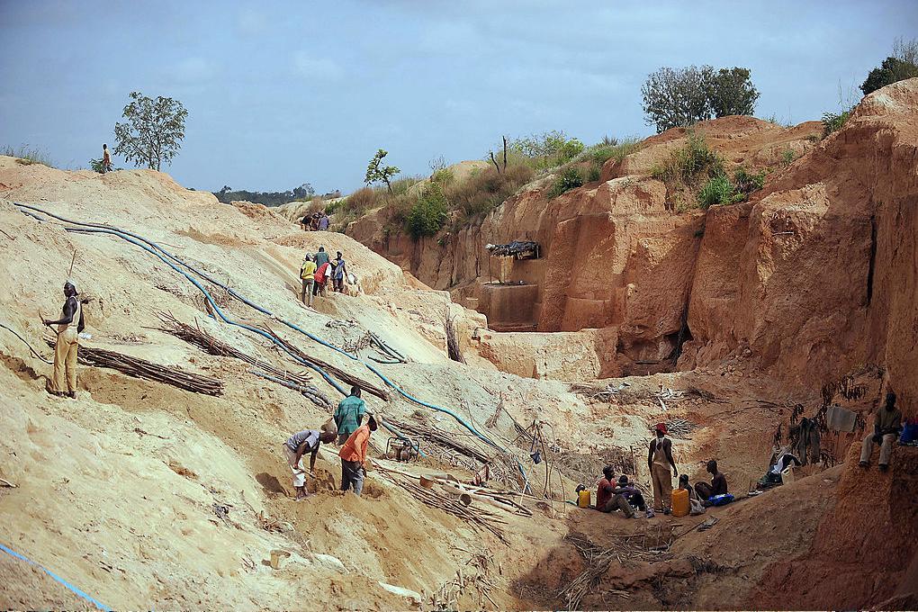 Thomas Häggkvist, vd och finanschef på Africa Resources, ett nyetablerat svenskt bolagen i Afrika, letar efter diamanter vid gruvan i Kongo-Kinshasa. 
Här en öppen gruva vid Elfenbenskusten . Foto: Issouf Sanogo /AFP/Getty Images