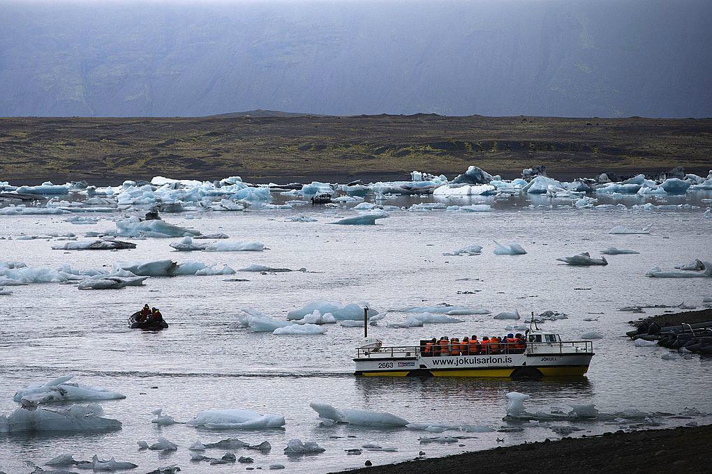 


Ett amfibiefordon för turister förbi blånande isberg i Jokulsarlon. Island. Turismen har fart i landet.  Foto: Joel Saget /AFG/Getty Images                                                                                                                                    