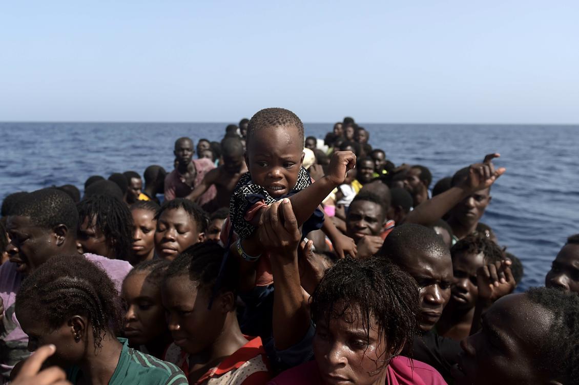 
Migranter på en överfull båt i Medelhavet norr om den libyska kusten. Foto: Aris Messinis/AFP/Getty Images                                            