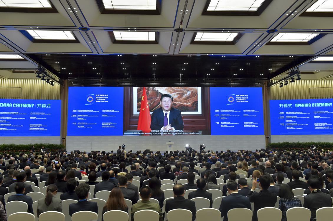 
Kinas president Xi Jinping talar via videolänk till deltagarna på World Internet Conference i Wuzhen 2016. Foto: STR/AFP/Getty Images                                            